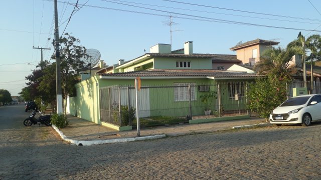 CASA COM AMPLO ESPAÇO