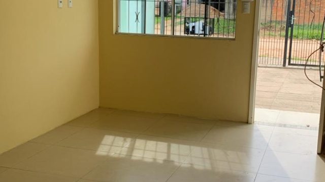 CASA COM AMPLO ESPAÇO