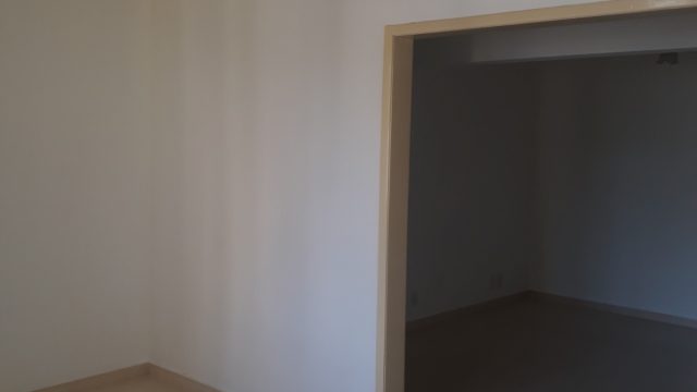 CASA COM AMPLO ESPAÇO